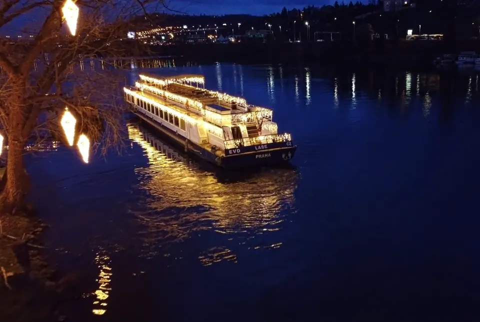 Největší výzvy? Nazdobit tramvaje, popeláře nebo loď