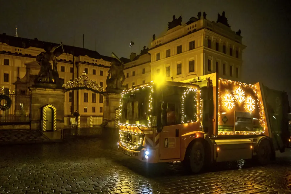 Největší výzvy? Nazdobit tramvaje, popeláře nebo loď